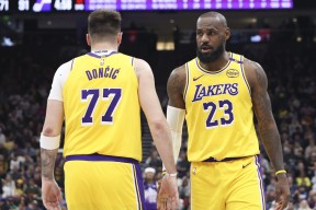 包含詹姆斯迎来十五赛季出色发挥，美国队观众热烈欢呼！引发球迷热议的词条-ayx