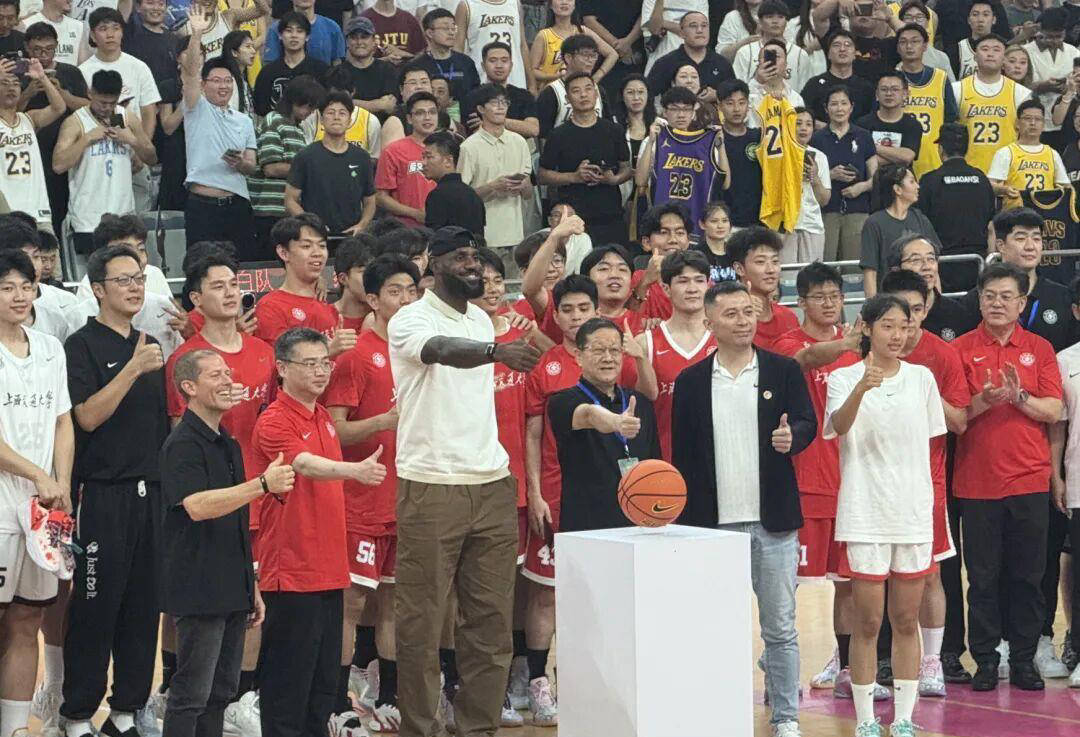 包含詹姆斯迎来十五赛季出色发挥,美国队观众热烈欢呼!引发球迷热议的词条 包含詹姆斯迎来十五赛季出色发挥,美国队观众热烈欢呼!引发球迷热议的词条