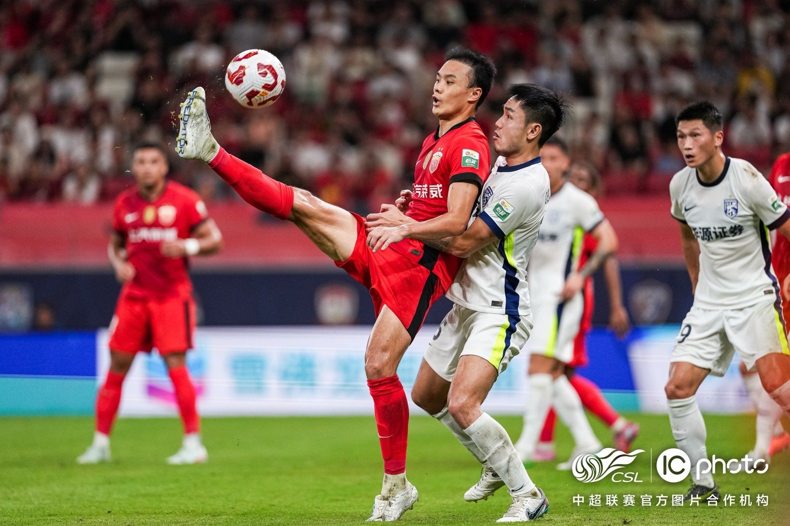 包含赛地聚焦：亚冠赛后热度飙升，埃因霍温迎来里程碑，媒体盛赞，球队文化再被提及的词条